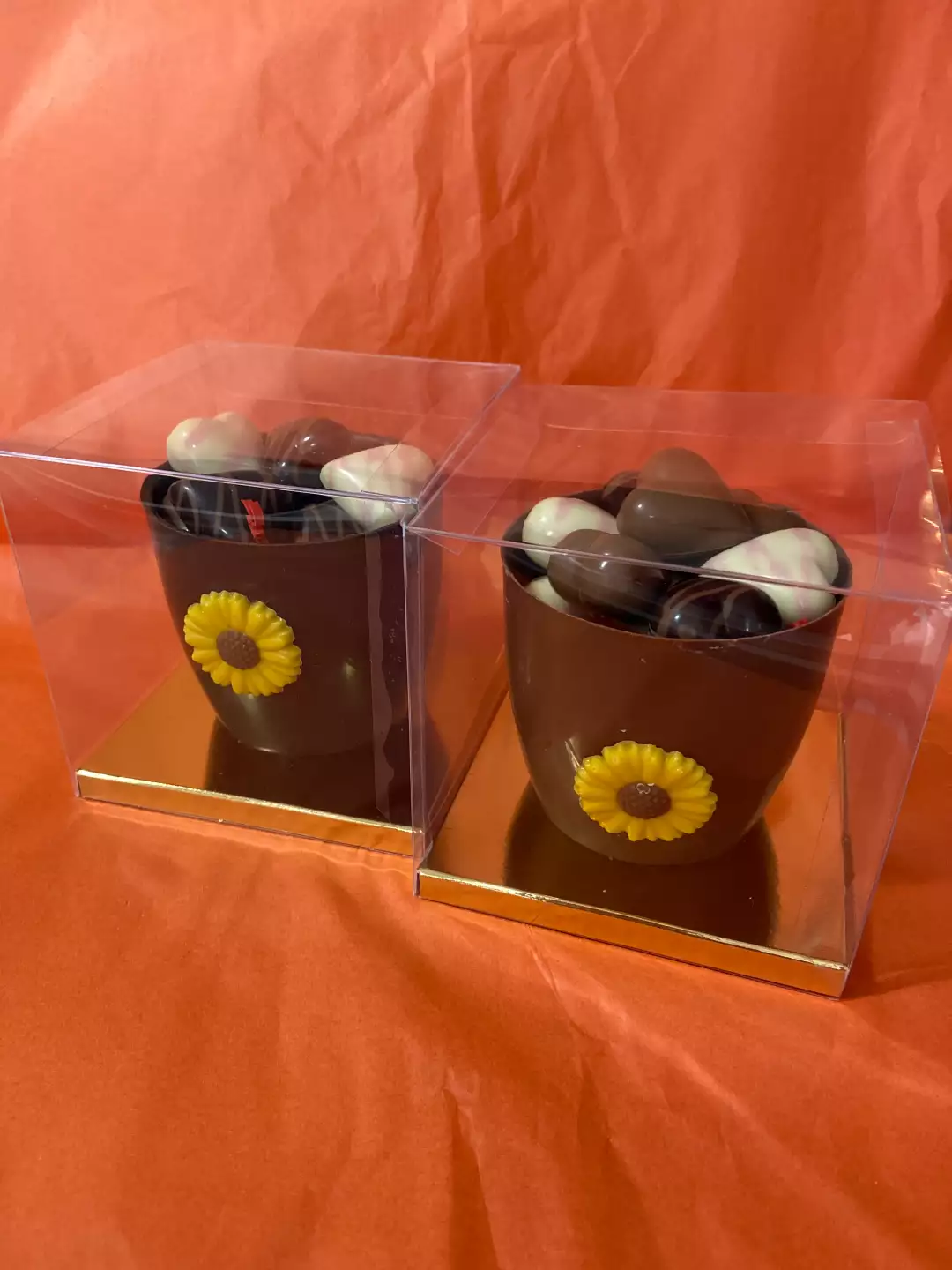 pot en chocolat avec fleur rempli de 235g de chocolats
